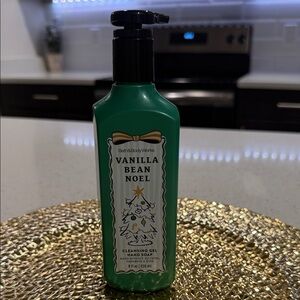 Bath & Body Works Vanilla Bean Noel Hand Soap - Green with Gold Accents